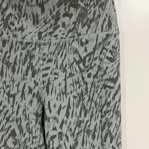 Gap Fit Studio green pattern Sky High Leggings - Picture 4 of 5